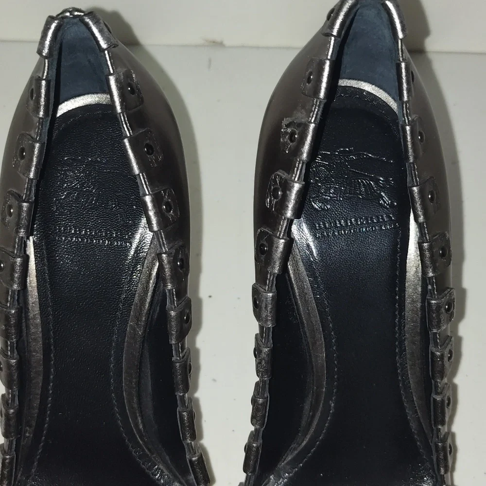 Burberry metallic Grey color Leather Pointy Toe Spike Heel Pumps 37.5 (6.5) (7)